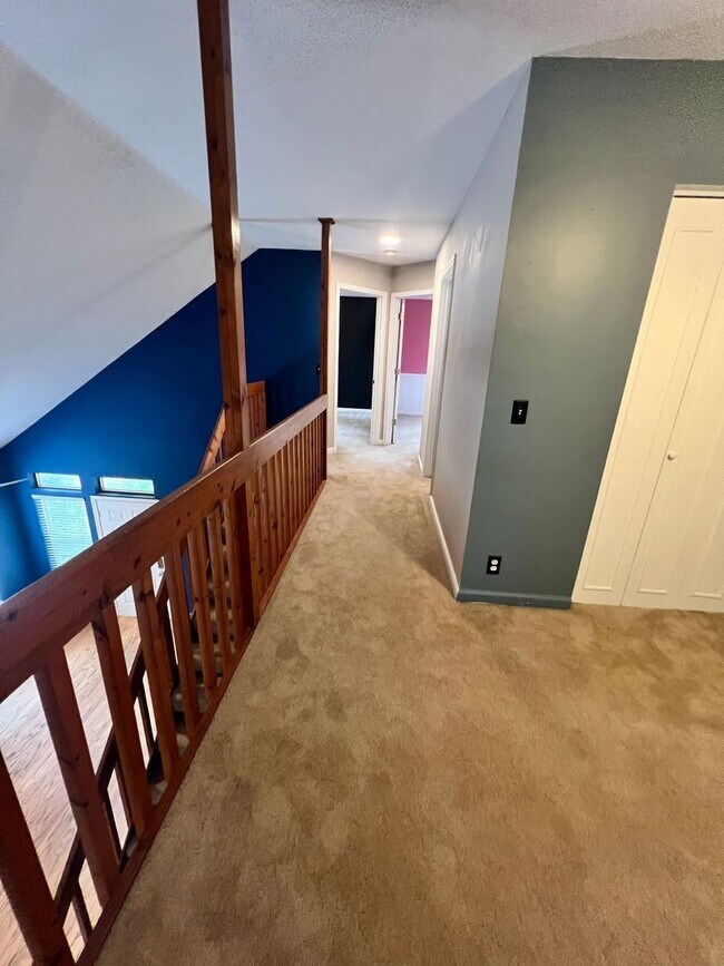 Building Photo - Comfort & Convenience Await in This 3 Bed, 2 Bath Farmingham Woods Home