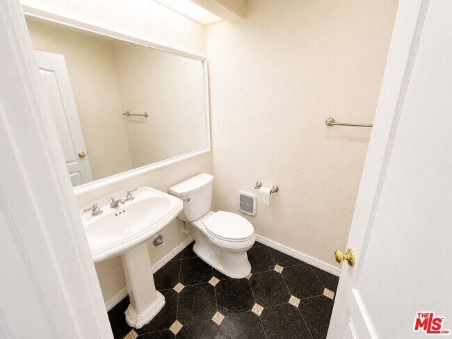 Building Photo - 7371 Westcliff Dr
