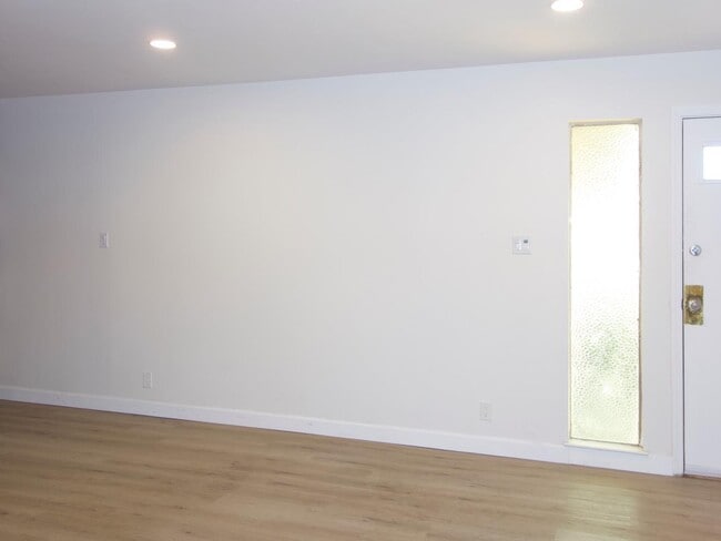 Building Photo - 323 Blossom Hill Rd