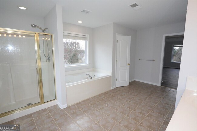 Building Photo - 3205 Vaughan Dr