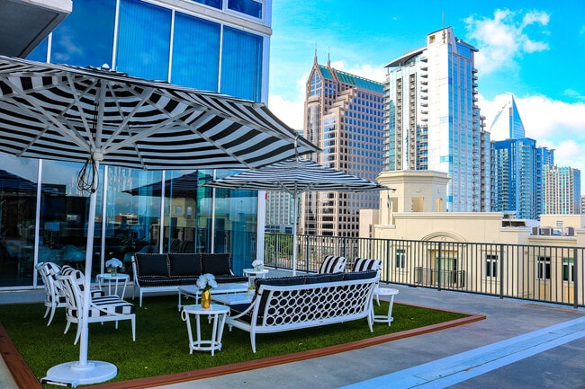 Building Photo - The VUE Charlotte On 5th