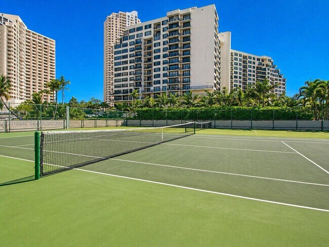 Building Photo - 520 Brickell Key Dr