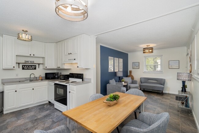 Building Photo - 205 Sunset Dr