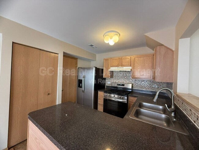 Building Photo - 782 Symphony Dr