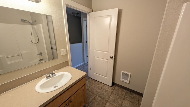 Building Photo - End unit Townhouse in Forest Grove