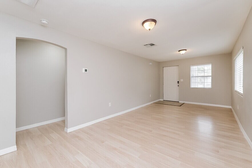 Building Photo - 522 E Lime St