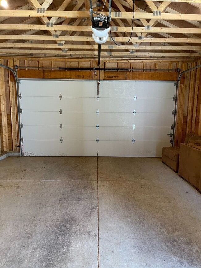 Building Photo - Great 2 BR with detached 2-car garage