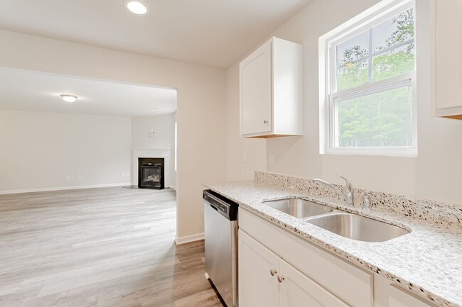 Building Photo - 5 bedroom Benjamin Floor Plan with a relax...