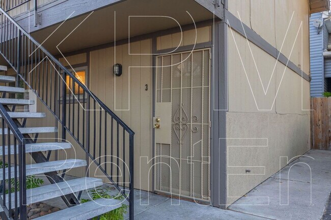 Building Photo - 1028 N Commerce St