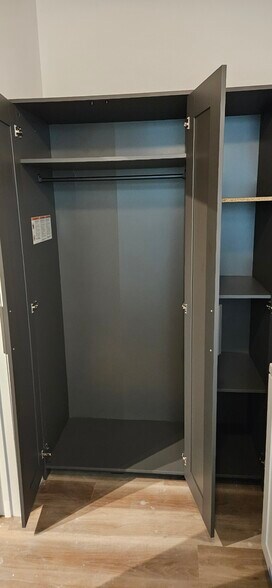 Wardrobe closet + shelving - 1827 Sonoma Ln