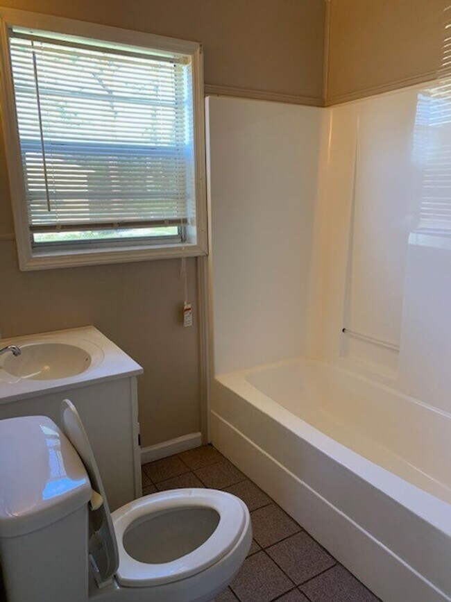 Building Photo - 4BD/2B beautiful home
