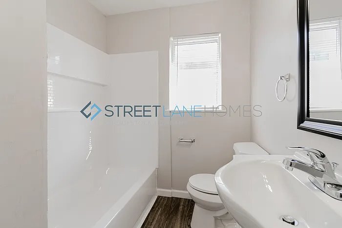 Building Photo - 610 16th Pl SW