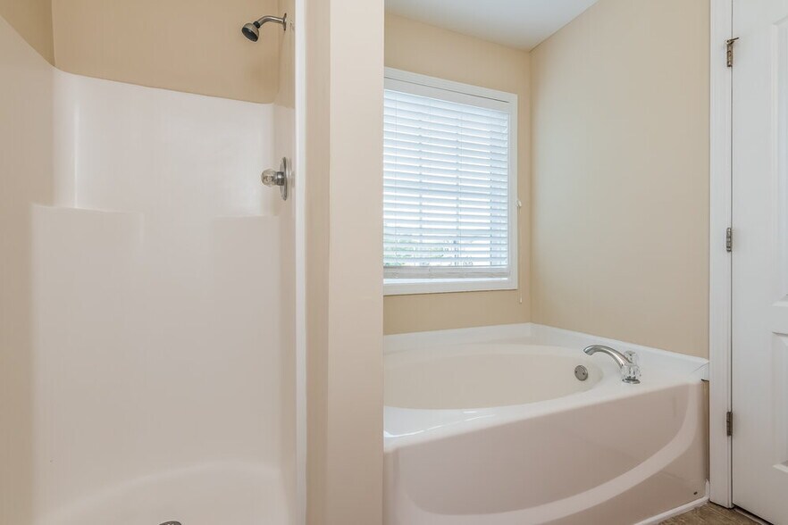 Building Photo - 5792 Castlebrook Dr