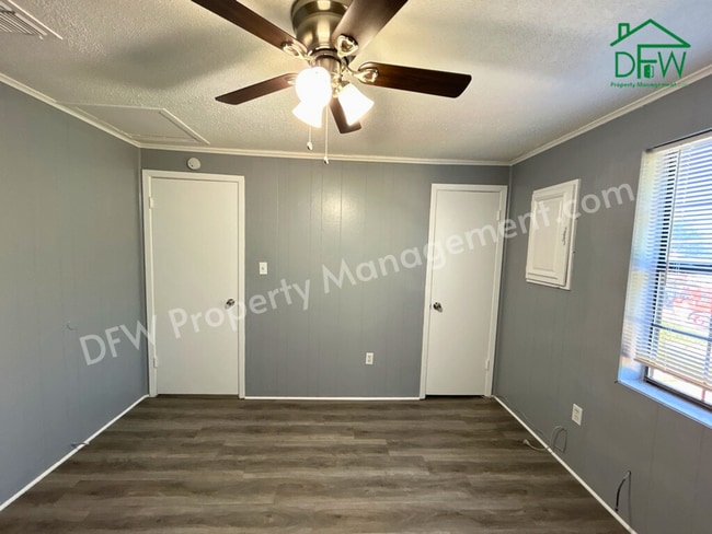 Building Photo - Charming 2-Bedroom Upstairs Apartment in Irving – Convenient Location, Fenced Yard, and More!