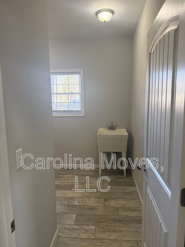 Building Photo - 105 Bismark Dr