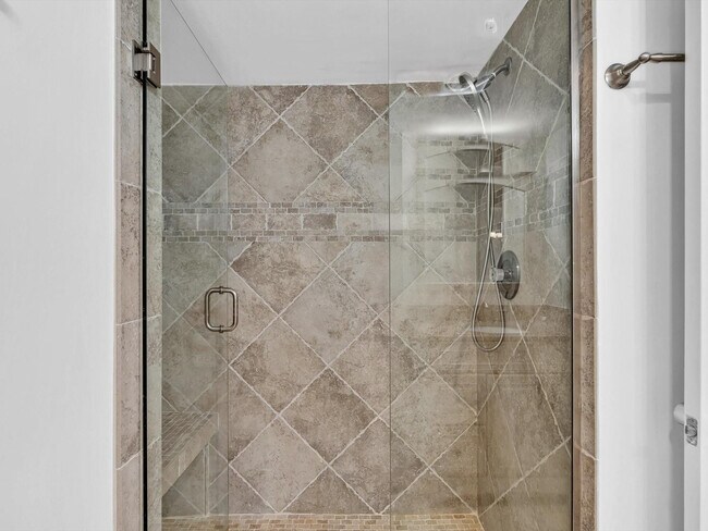 Building Photo - 1150 Hillsboro Mile