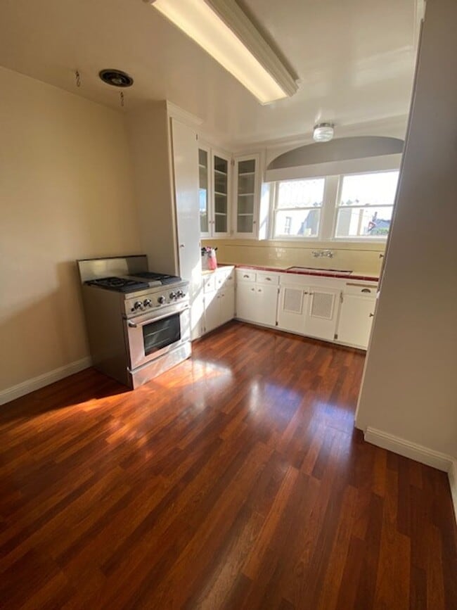 Building Photo - Maple Park LARGE 2 BR/ 2BA with 2 Car Garage & Large Fenced Yard
