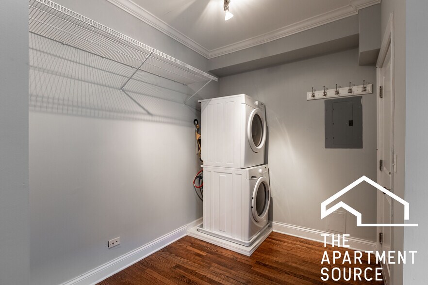 Building Photo - 742 W Addison