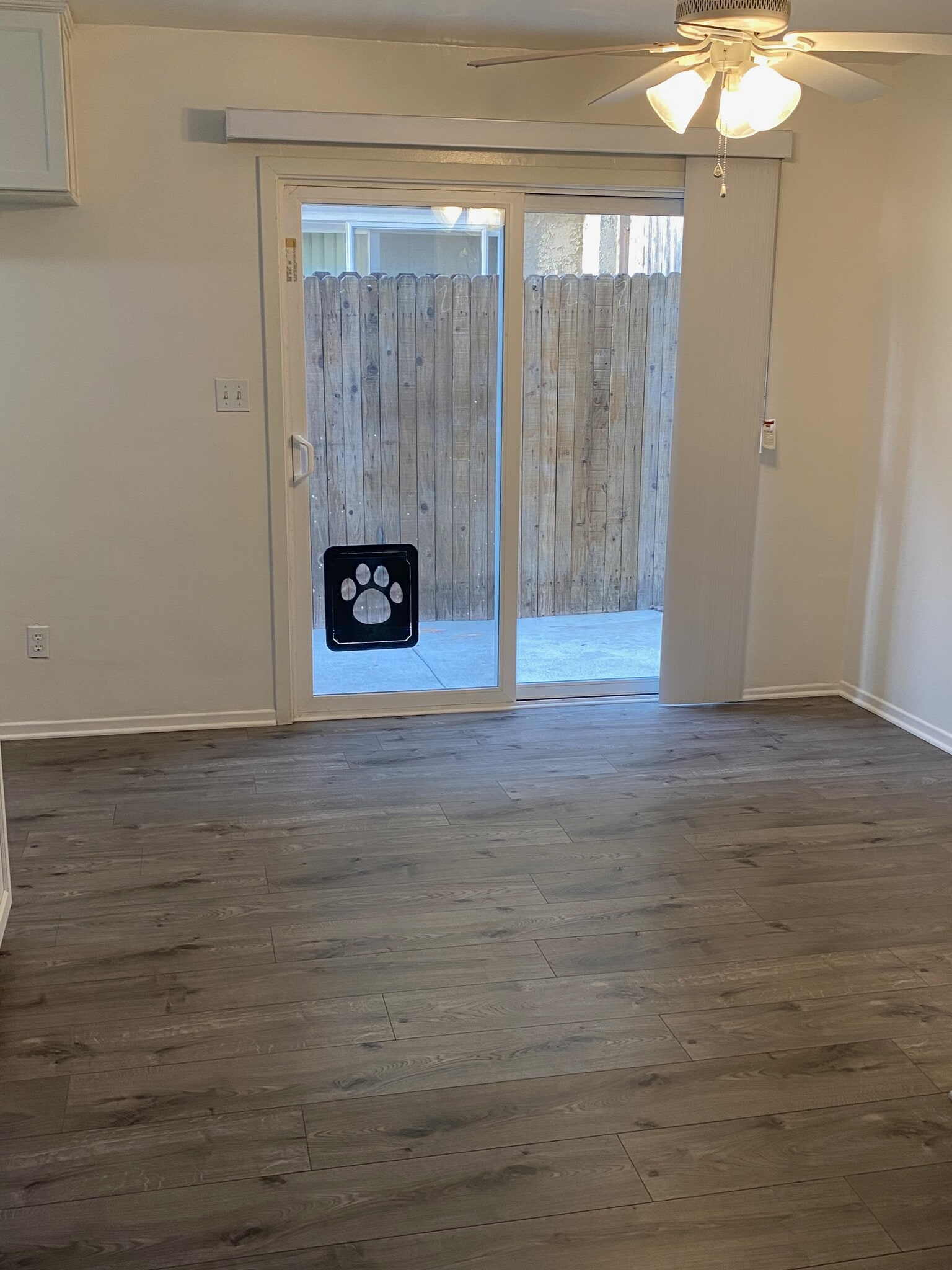 eating area - 218 N Juanita Ave