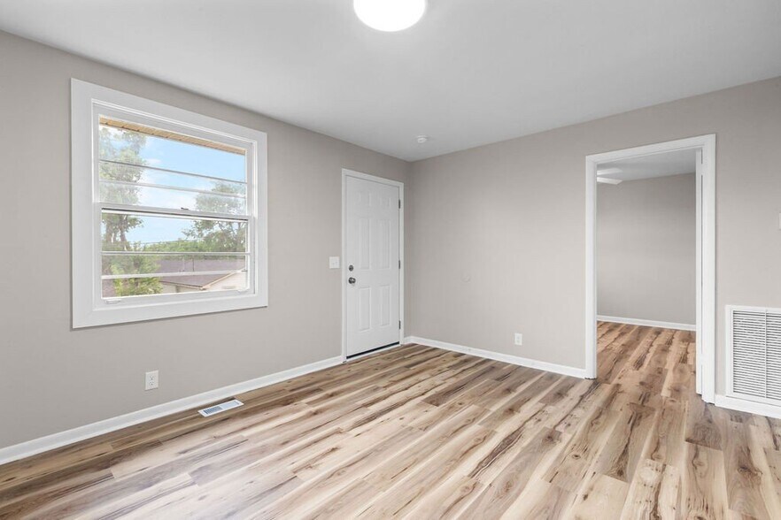 Building Photo - 895a W Sharpe Ave