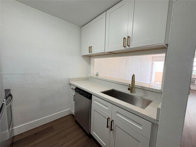Building Photo - 505 NE 30th St