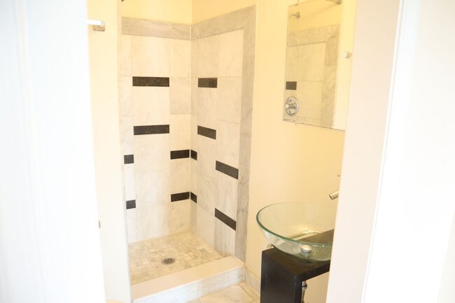 Building Photo - (Townhouse for Rent ) Simply Beautiful