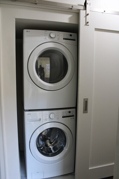 LAUNDRY - 2506 W Euclid St