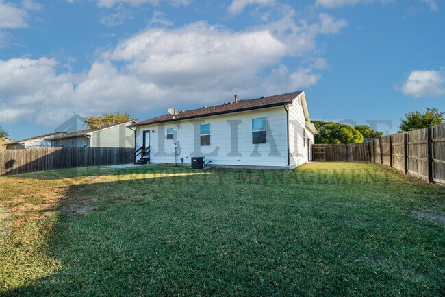 Building Photo - 621 S Longbranch Dr