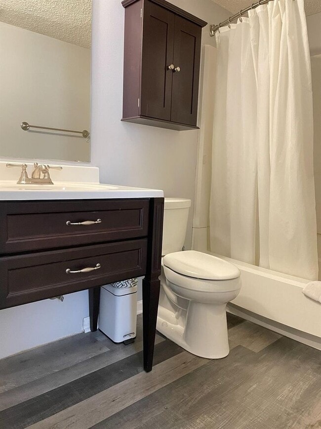 Building Photo - Updated Top-Floor 2 Bedroom Condo with Fir...