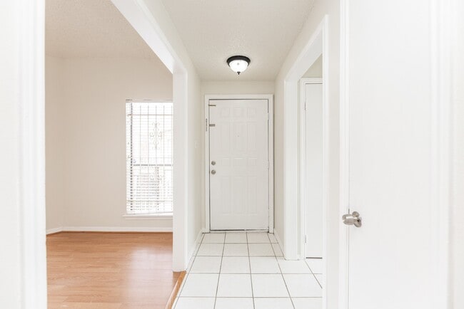 Building Photo - 3742 Thistlemont Dr