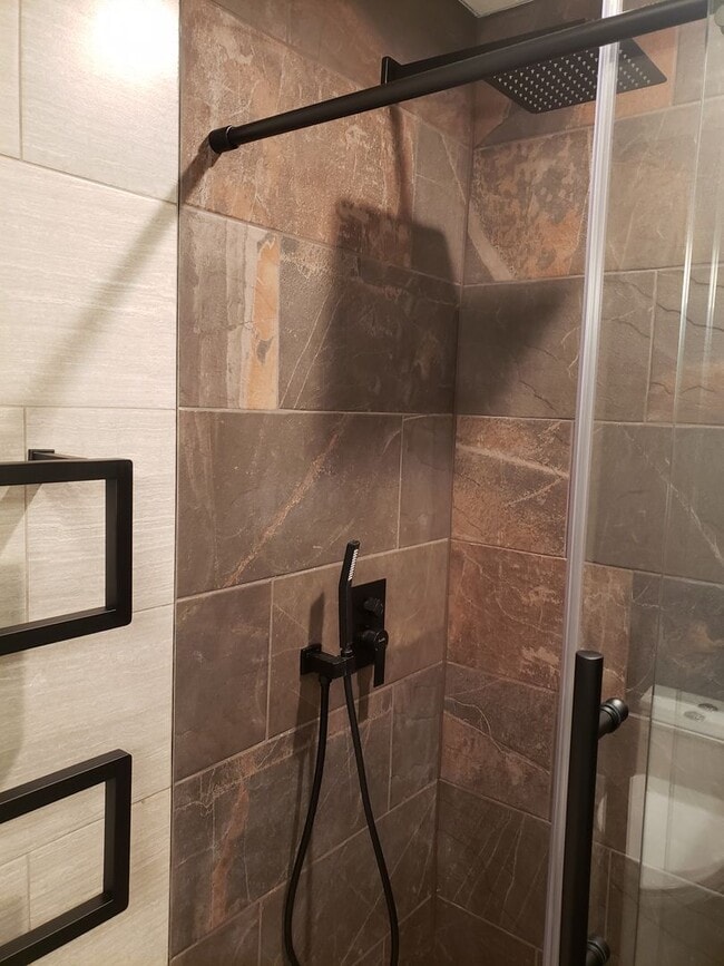 Building Photo - Charming Updated 2 bed/1 bath Condo on Ground Floor in Desirable Irvington District! W/S/T included