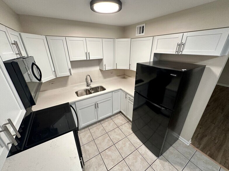 Building Photo - 7300 N Ridge Blvd