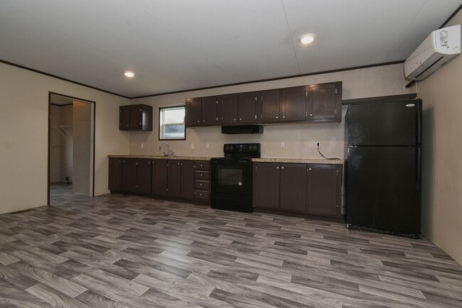 Building Photo - 550 Quail Run Cir