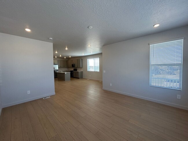 Building Photo - 4 Bedroom 2.5 Bathroom Townhome in Lehi!