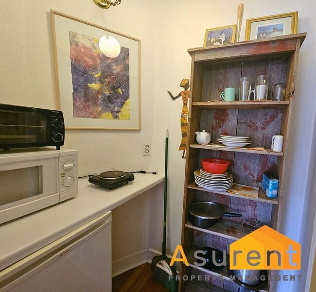 Building Photo - Charming Furnished unit close to downtown ...