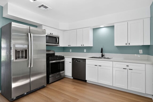 Building Photo - 44440 Acacia Dr