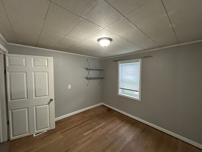 Building Photo - 3 bedroom 1 bath house in East Moline