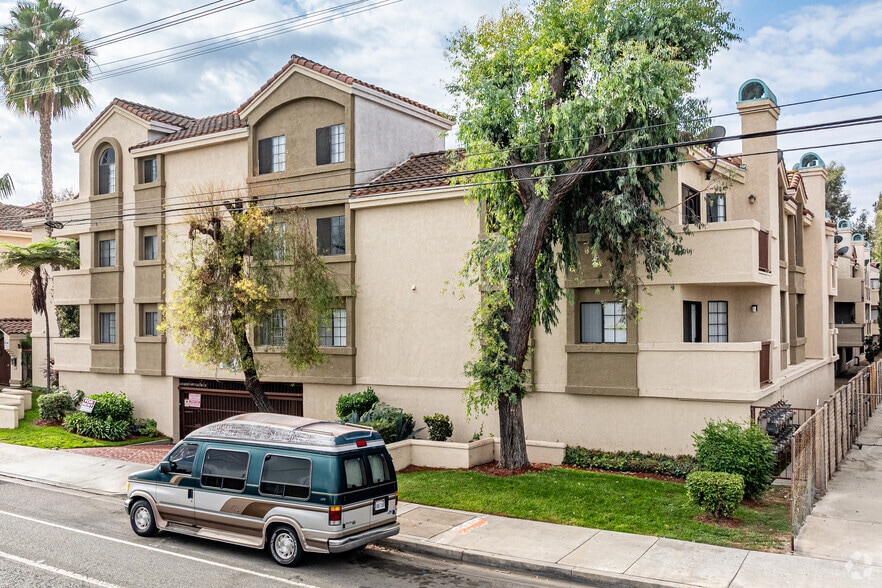 Alternate - 2 Bed, 2 Bath Apartment in Paramount