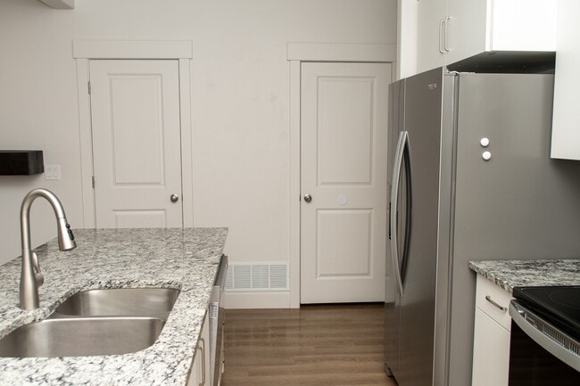 Building Photo - 418-1580 1580 E