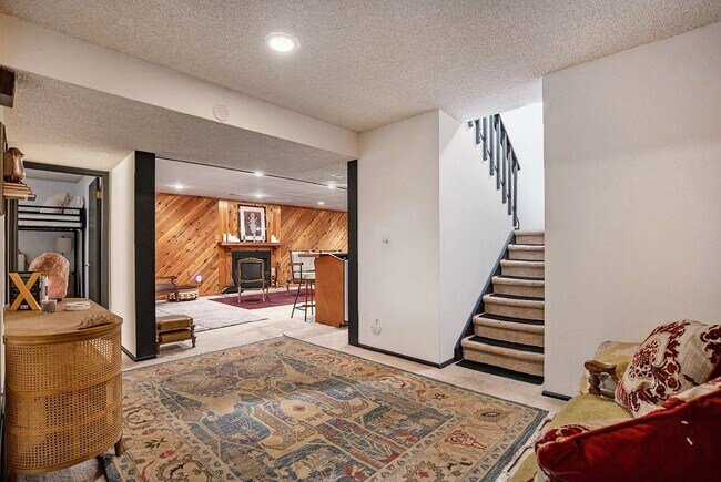 Building Photo - 4 bed/3 bath very spacious, fully furnishe...