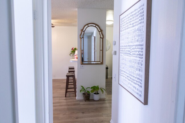 Building Photo - 1400 E Palm Canyon Dr
