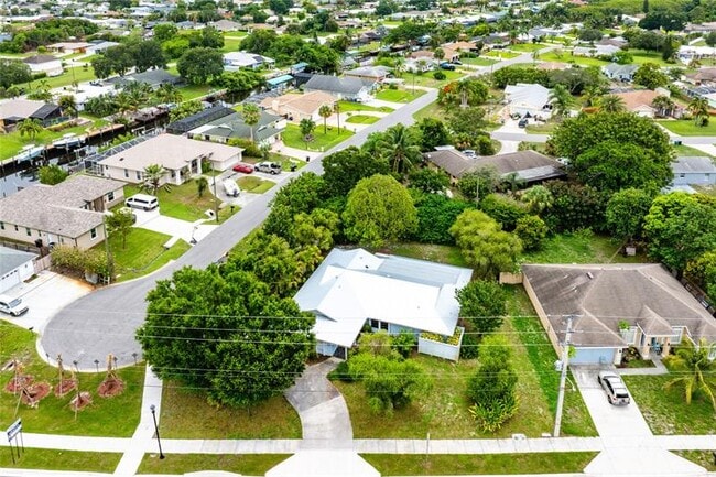 Building Photo - 2041 SE Floresta Dr