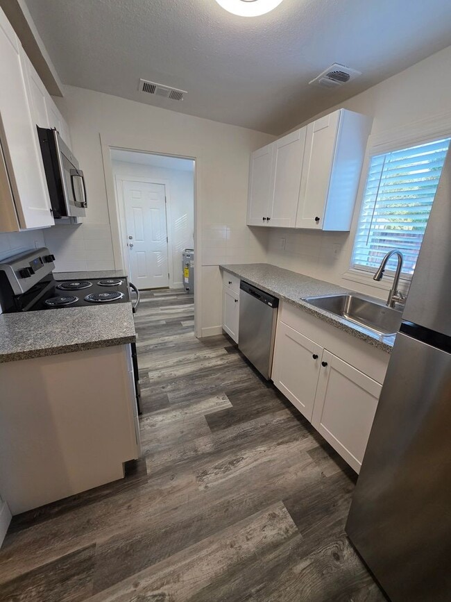 Building Photo - REMOELED 2 BED 1 BATH HOUSE READY NOW!