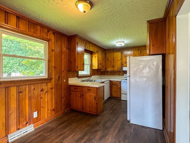 Building Photo - 246 Phillips Dr