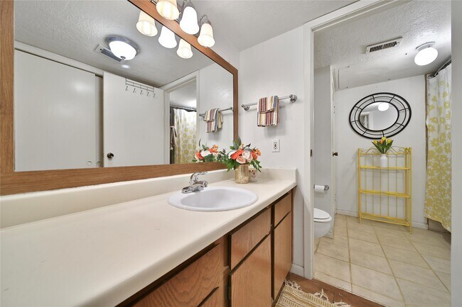 Building Photo - 2021 Spenwick Dr