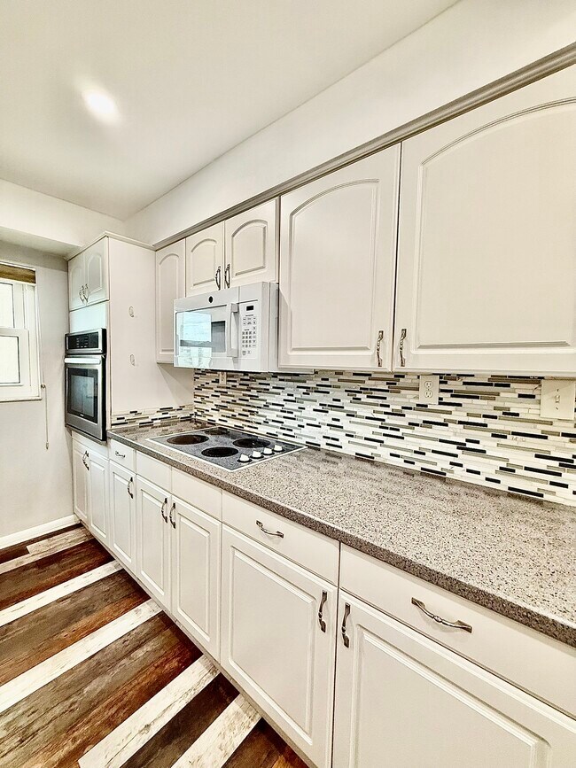 Building Photo - 2800 Cove Cay Dr
