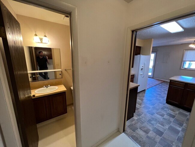Building Photo - 3 Bedroom, 1.5 Bath Townhome W/ Attached S...
