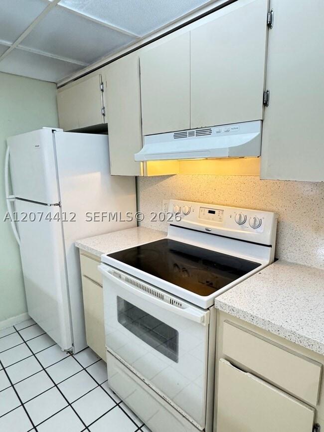 Building Photo - 8120 Geneva Ct