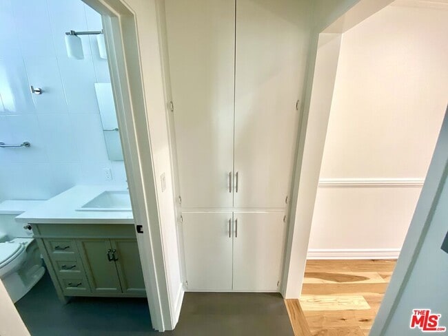 Building Photo - 1126 N Formosa Ave