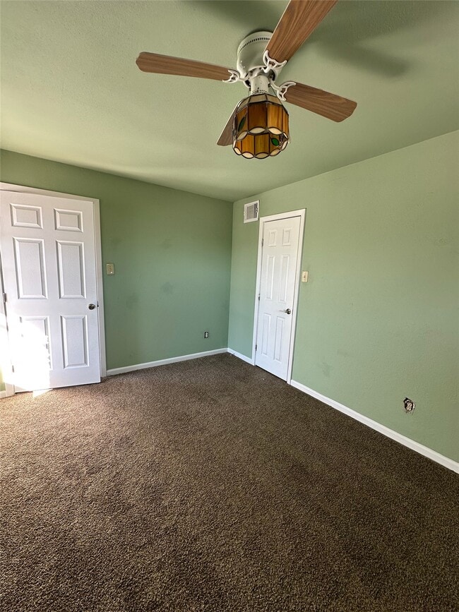 Building Photo - 516 Holiday Dr